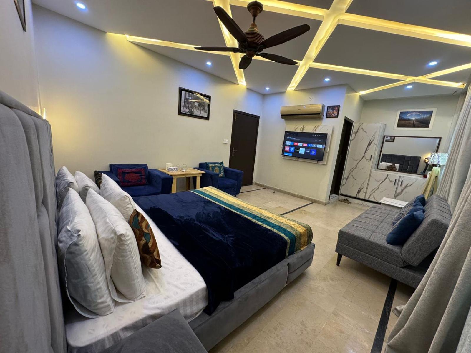 Hotel Holiday ลาฮอร์ ภายนอก รูปภาพ